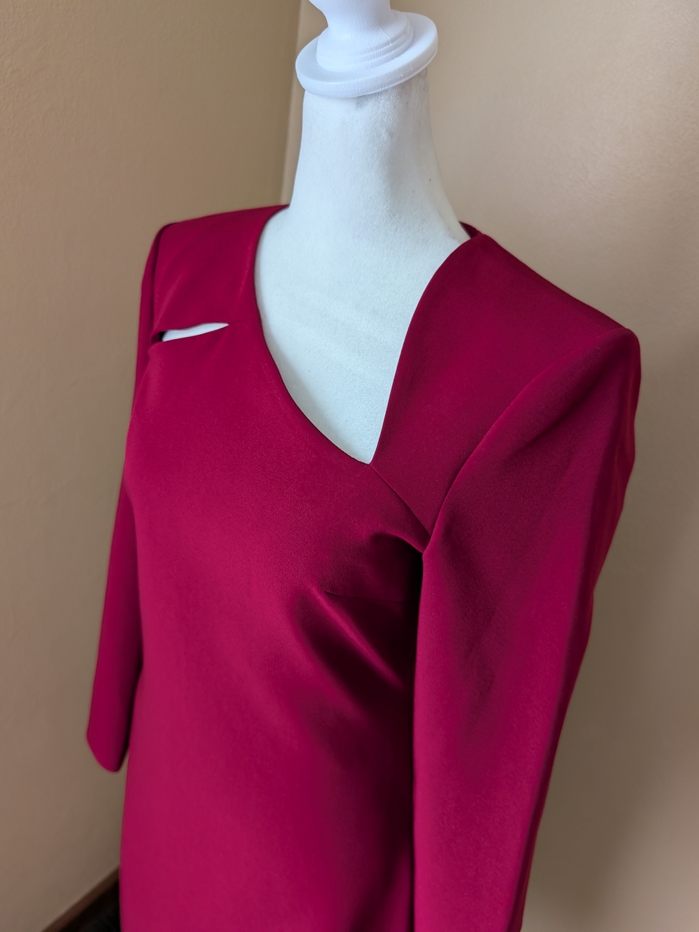 Alice + Olivia Scottie Cut Out Dress | Bordeaux | Size 6 | NWT - Picture 6 of 15